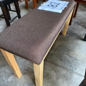 bangku kusyen kaki putih