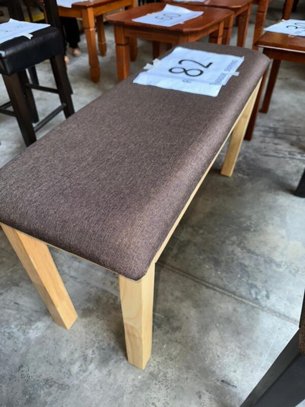 bangku kusyen kaki putih